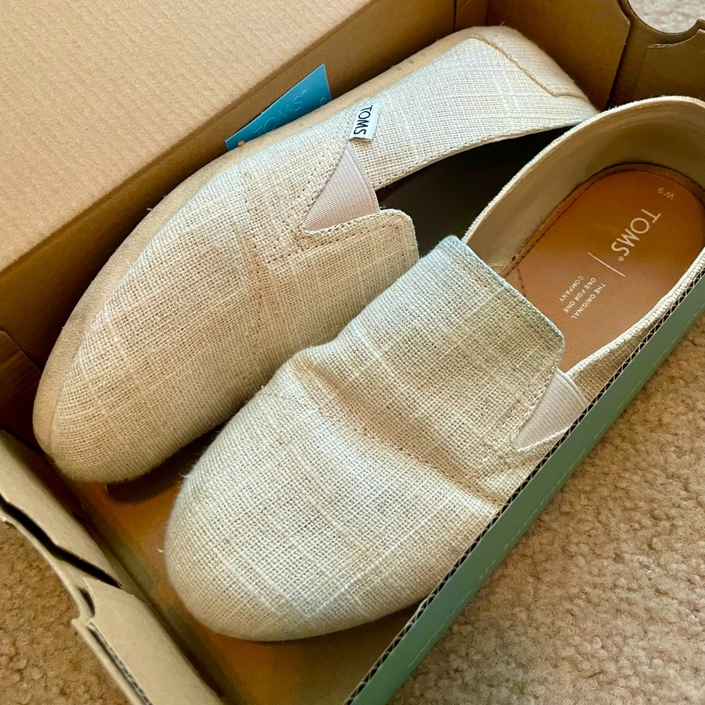 Tom’s, size 9, Redondo, natural metallic slubby woven, flat loafer